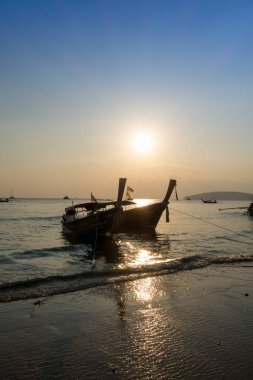 Ao Nang, Tayland - 05 Mart 2018: Po-da ada, Krabi il, Andaman Denizi, Güney Tayland, Tayland tekneler balıkçılık açık görünüm
