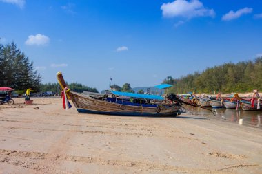 Ao Nang, Tayland - 05 Mart 2018: üst üste Po da kıyı Adası, Krabi il, Andaman Denizi, Güney Tayland, Tayland tekneler balıkçılık açık görünüm