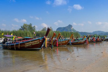 Ao Nang, Tayland - 05 Mart 2018: üst üste Po da kıyı Adası, Krabi il, Andaman Denizi, Güney Tayland, Tayland tekneler balıkçılık açık görünüm