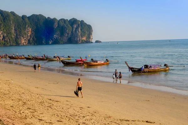 AO NANG, THAILAND - MARCH 05, 2018: Outdoor view of unidentified people walking in the beach close to Fishing thai boats at Po-da island, Krabi Province, Andaman Sea, South of Thailand — Stock Photo, Image