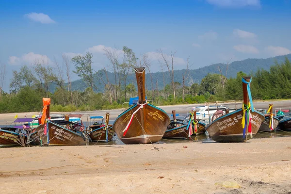AO NANG, THAILAND - MARÇO 05, 2018: Bela vista ao ar livre de barcos tailandeses de pesca em uma fileira na costa da ilha de Po-da, Província de Krabi, Mar de Andaman, sul da Tailândia — Fotografia de Stock