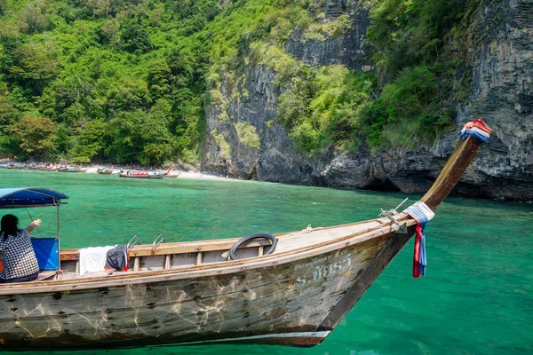 Ao Nang, Tajlandia - 23 marca 2018: Widok zewnątrz długi ogon łodzi w Tajlandii, stojąc na wyspie kurczaka w przepiękny słoneczny dzień i turkusowa woda — Zdjęcie stockowe