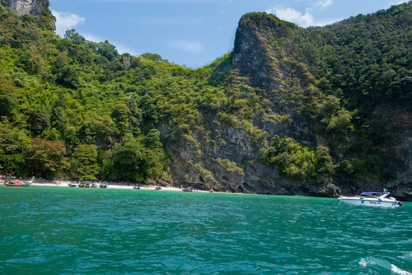 AO NANG, TAILANDIA - 05 DE MARZO DE 2018: Vista al aire libre de los barcos turísticos en Tailandia, de pie en la isla de pollo en un hermoso día soleado y agua turquesa —  Fotos de Stock