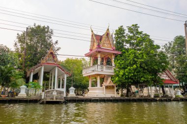 Bangkok, Tayland, Mart, 23, 2018: Açık görünümü önde nehir Chao Phraya Nehri üzerinde yeşil orman ve Binalar. Tayland