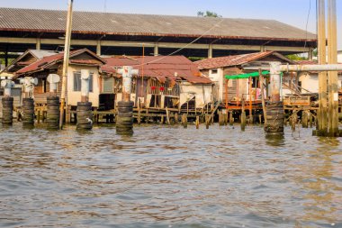 Bangkok, Tayland, Mart, 23, 2018: ile neumatics Chao Phraya Nehri üzerinde metalik struture içinde yüzen açık görüş-in yoksul ev sahipliği yapmaktadır. Tayland