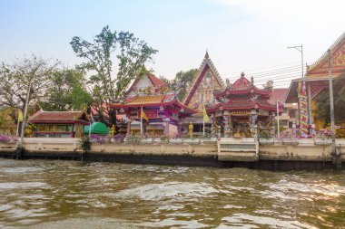 Bangkok, Tayland, Mart, 23, 2018: Chao Phraya Nehri üzerinde riverside tapınağında uçmuş binalar açık bakış. Tayland