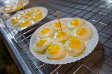 Kızarmış yumurta, bir beyaz sokak gıda tezgahları Ao Nang Nopparat Thara yolu üzerinde metalik bir tepsi üzerinde tabakta yakın çekim