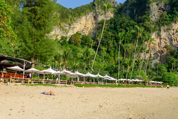 Vista al aire libre de enormes montañas y personas en la playa con algunas palmeras en la isla de Poda en un hermoso día soleado — Foto de Stock