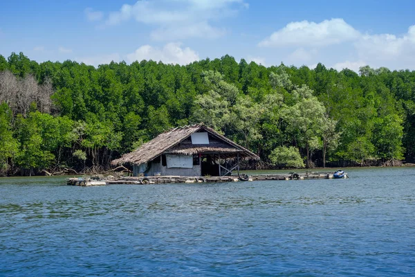 Zewnątrz widok starych i zniszczonych dom pływające w rzece, blisko lasy namorzynowe w gorgeopus niebieski asky w prowincji Krabi, Tajlandia Południowa — Zdjęcie stockowe