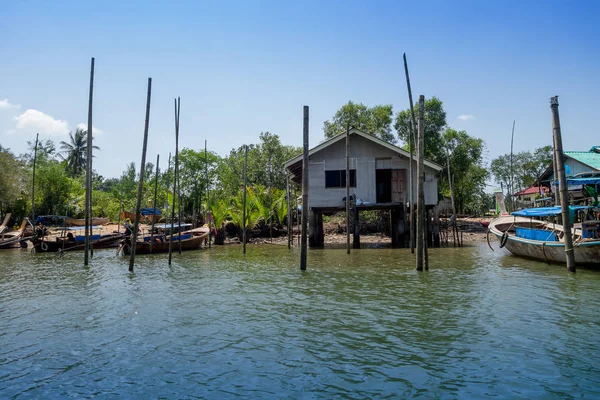 Vista al aire libre de una casa vieja y dañada flotando en el río cerca de los manglares en un gorgeopus azul asky en la provincia de Krabi, al sur de Tailandia — Foto de Stock
