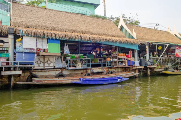 BANGKOK, TAILANDIA - 09 DE FEBRERO DE 2018: Vista al aire libre del mercado flotante y la gente local vendiendo en el barco de madera. Damnoen Saduak es el mercado flotante más popular de Tailandia — Foto de Stock