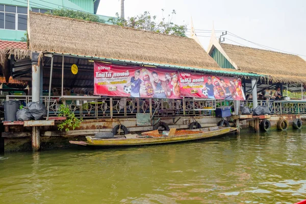 Bangkok, thailand - februar 09, 2018: aussenansicht schwimmender markt ound lokale menschen, die auf dem hölzernen boot verkaufen. damnoen saduak ist der beliebteste schwimmende Markt in Thailand — Stockfoto