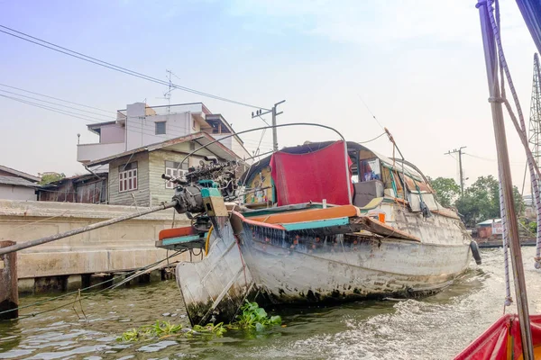 Bangkok, Thailand - 09 februari 2018: Outdoor weergave van een verroeste en oude boot op riverside yai kanaal of Khlong Bang Luang toeristische attractie in Thailand — Stockfoto