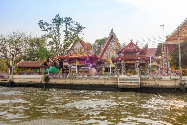 曼谷, 泰国, 3月, 23, 2018: 在湄南河河畔的河边的寺庙的石头建筑的室外视野。泰国 — 图库照片