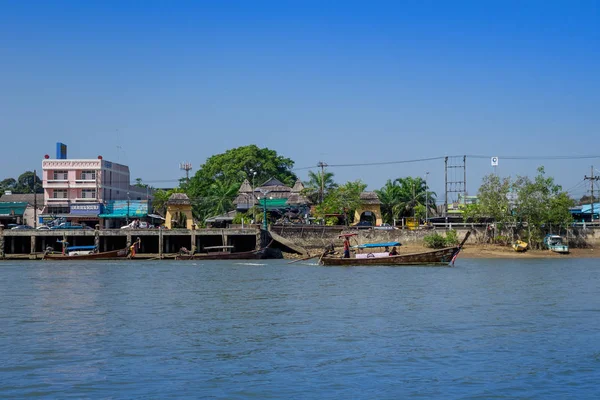 AO NANG, TAILANDIA - 19 DE FEBRERO DE 2018: Barcos pesqueros de cola larga en la orilla del río cerca de la estructura metálica en el muelle ubicado en el río en la provincia de Krabi, al sur de Tailandia — Foto de Stock