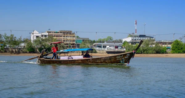 Ao Nang, Tajlandia - 19 lutego 2018: Długi ogon łodzi rybackich w riverside znajduje się na rzece w prowincji Krabi, Tajlandia Południowa — Zdjęcie stockowe