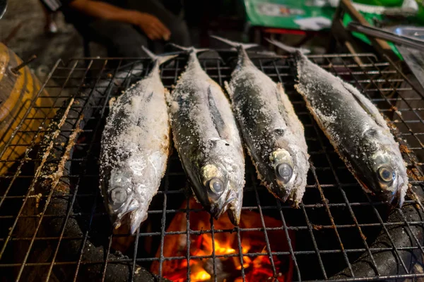 Primer plano de pescado a la parrilla situado en puestos de comida de la calle en Nopparat Thara Road en AO NANG —  Fotos de Stock