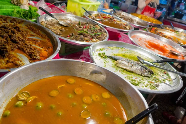 Close up van geassorteerde voedsel gelegen op een markt straat eettentjes op Nopparat Thara weg in Ao Nang — Stockfoto
