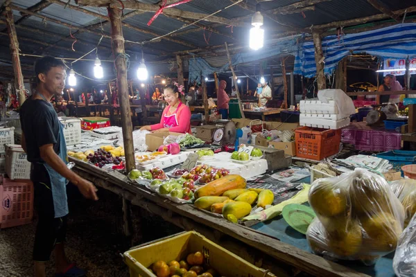 Ao Nang, Thailand - maart, 23, 2018: Outdoor weergave van niet-geïdentificeerde mensen in een openbare fruit markt straatvoedsel kraampjes op Nopparat Thara weg in Ao Nang — Stockfoto