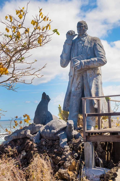 Charles darwin statue in san cristobal island galapagos — Stock Photo, Image