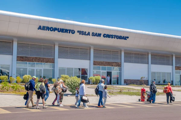 GALAPAGOS, ECUADOR, MARCH, 19 2018: Arbejdere og hovedbygning i Galapagos lufthavn, Ecuador - Stock-foto