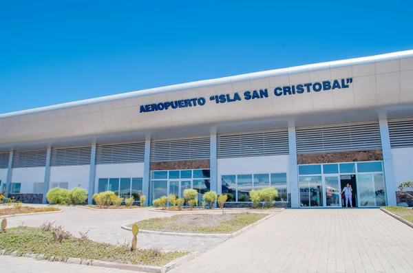 GALAPAGOS, ECUADOR, 19 marzo 2018: Lavoratori e edificio principale dell'aeroporto di Galapagos, Ecuador — Foto Stock