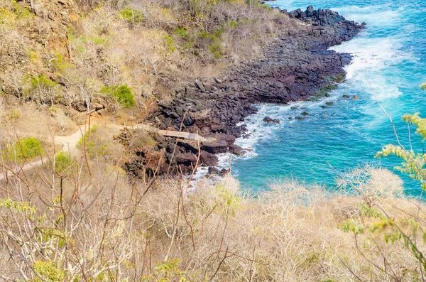 Galapagos eilanden. Landschap van de Galapagos eilanden. Kliffen die zich uitstrekt in de Oceaan — Stockfoto