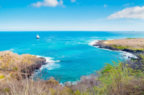 Îles Galapagos. Paysage des îles Galapagos. Falaises s'étendant dans l'océan — Photo