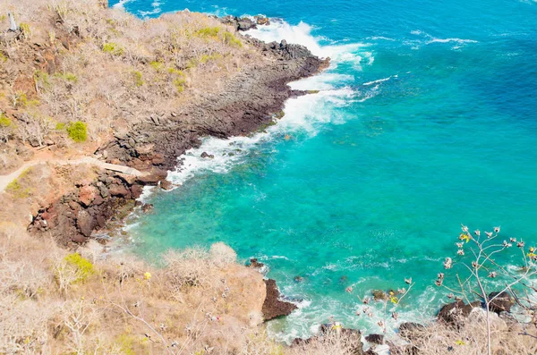 Galapagos Adaları. Manzara Galapagos Adaları. Okyanusa doğru uzanan kayalıklarla — Stok fotoğraf