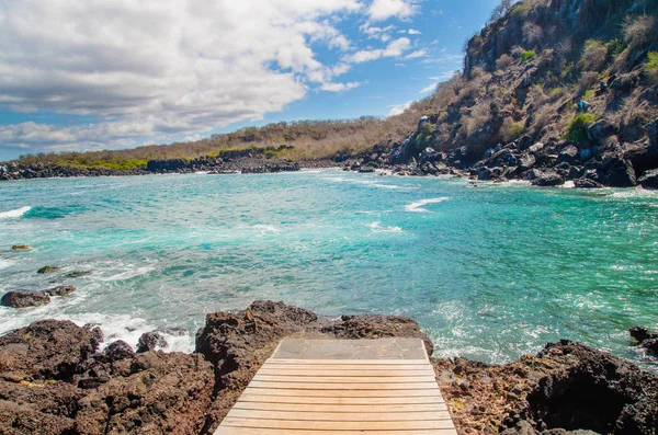 Galapagos Adaları. Manzara Galapagos Adaları. Okyanusa doğru uzanan kayalıklarla — Stok fotoğraf