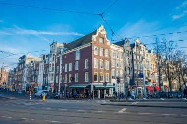 Amsterdam, Hollanda, Mart, 10 2018: Güzel açık insanlar Amsterdam, sokaklarda yürürken, insanlar görülmektedir Hollanda'nın başkenti ve en kalabalık