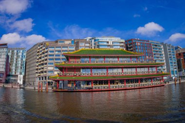 Amsterdam, Hollanda, Mart, 10 2018: Dış Doubletree by Hilton Otel, merkez tren istasyonunun yakınında Asya ile Amsterdam Riverside'ta bina vurdu