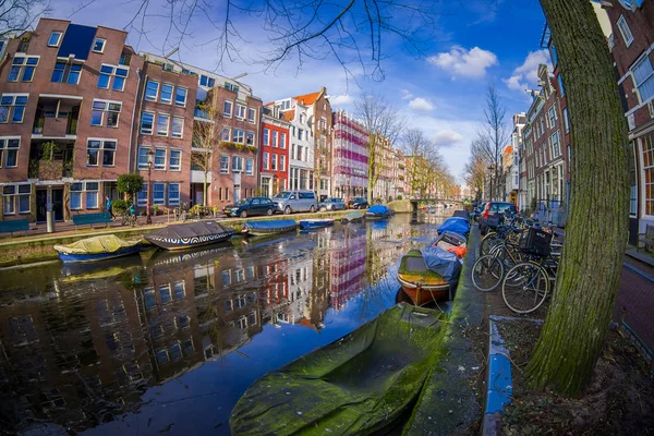 Вид снаружи домов и лодок на Амстердамском канале с замерзшей рекой, утренняя фотография раскрашенных домов в голландском стиле с водой — стоковое фото