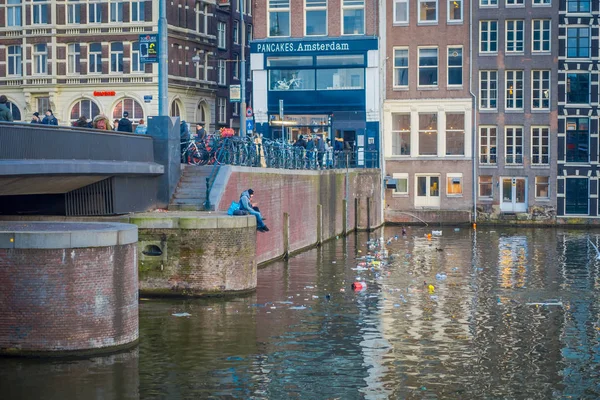 阿姆斯特丹, 荷兰, 3月, 10 2018: 美丽的户外风景公寓大厦与缩短在运河在阿姆斯特丹城市 — 图库照片