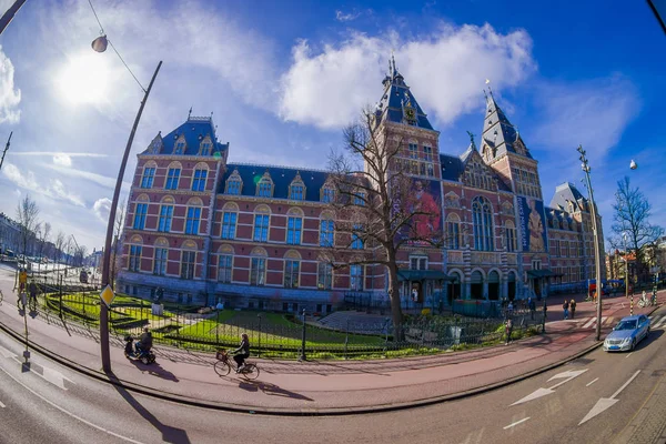 AMSTERDAM, PAESI BASSI, 10 MARZO 2018: Splendida vista esterna delle persone che camminano vicino ai canali di Amsterdam, è la capitale e la città più popolosa dei Paesi Bassi — Foto Stock