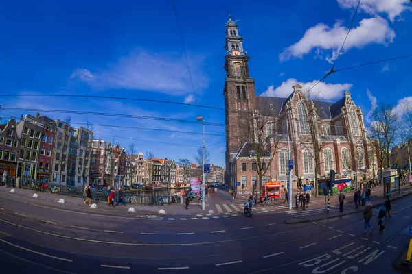 АМСТЕРДАМ, НИДЕРЛАНДЫ, 10 МАРТА 2018: Открытый вид на фасад торгового центра Magna Plaza в центре Амстердама — стоковое фото