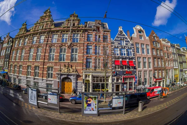アムステルダム、オランダ、2018 年 3 月 10 日: 屋外観いくつかの駐車と不明の人がアムステルダムの中心部にマグナ ・ プラザ ショッピング センターの外を歩く — ストック写真