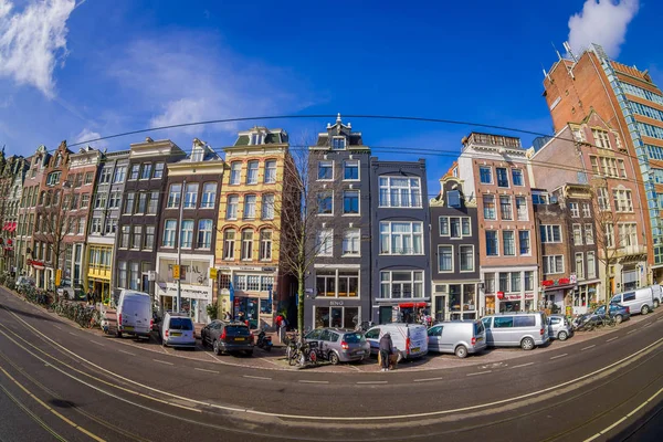 アムステルダム、オランダ、2018 年 3 月 10 日: 屋外観いくつかの駐車と不明の人がアムステルダムの中心部にマグナ ・ プラザ ショッピング センターの外を歩く — ストック写真