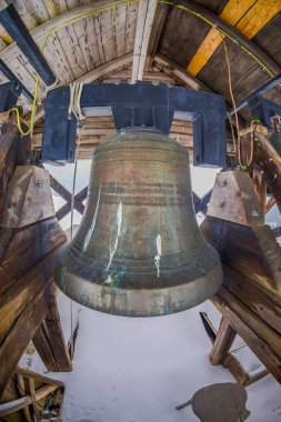 Çıta Lomen Kilisesi, Norveç, kış aylarında içinde büyük metalik Bell'in kapalı görünüm