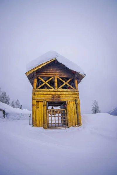 Вид снаружи традиционных домиков из дерева, покрытых снегом в зимний сезон в Норвегии — стоковое фото