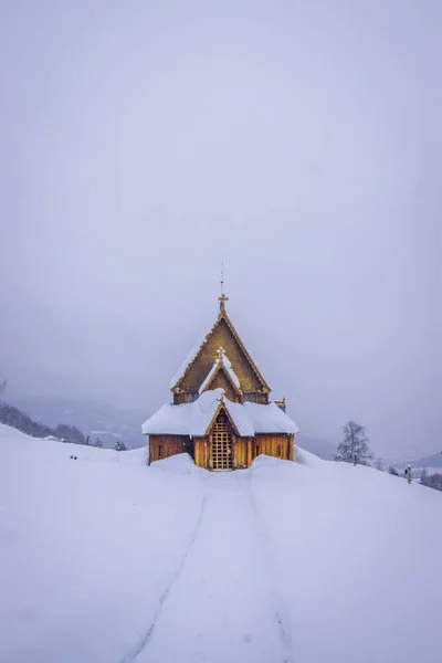 冬の間に雪で覆われているノルウェーのステーブ Lomen 教会の豪華な眺めを Lomen, ノルウェー - 2018 年 3 月 26 日: — ストック写真