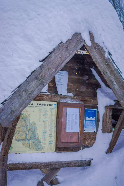 Lomen, Norge - 26 mars 2018: Utomhus utsikt över informativa sign över en träkonstruktion på utomhus i Lomen, täckt med snö under vintern på Norge — Stockfoto
