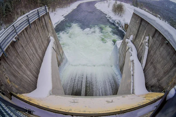 Вище подання резервуар для води з невеликих греблі. Невеликий купи снігу і льоду нижче Бетонна гребля. Розташування Hardangervidda в Норвегії — стокове фото