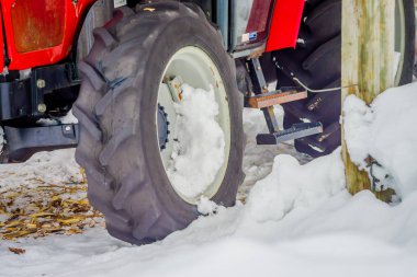 Valdres, Norveç - 26 Mart 2018: Norveç'te kamyon tekerleğinin seçici odak noktası