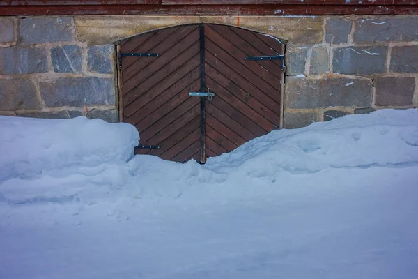 美しいノルウェーの自然の雪が付いているドアを木造住宅の伝統的なノルウェーの山のクローズ アップ — ストック写真