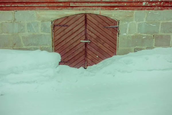 美しいノルウェーの自然の雪が付いているドアを木造住宅の伝統的なノルウェーの山のクローズ アップ — ストック写真