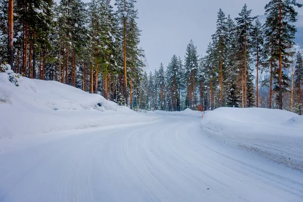 Άποψη του χειμώνα δρόμο χιόνι και τον πάγο σε το δάσος της Νορβηγίας — Φωτογραφία Αρχείου