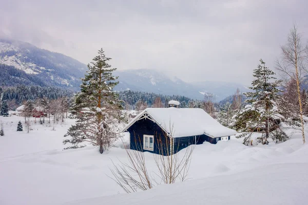 Vista das tradicionais casas de madeira de montanha cobertas de neve em deslumbrante fundo da natureza na Noruega — Fotografia de Stock