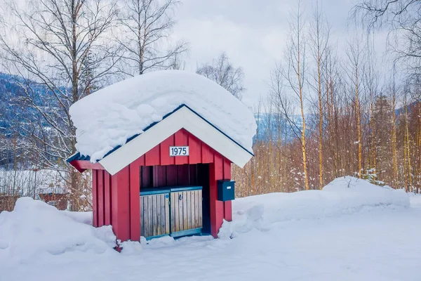 Valdres, Noruega - 26 de março de 2018: Vista ao ar livre de dois coletores de lixo de madeira ao ar livre sob uma cabana de madeira na região de Valdres durante o inverno na Noruega — Fotografia de Stock