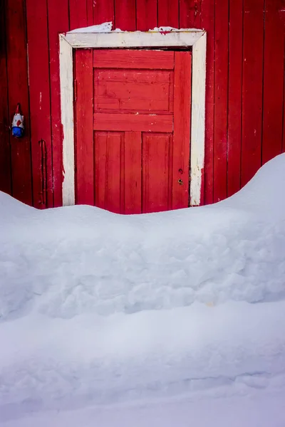 Nahaufnahme traditioneller norwegischer Bergtüren aus rotem Holz mit Schnee davor in der Region Valdres in Norwegen — Stockfoto